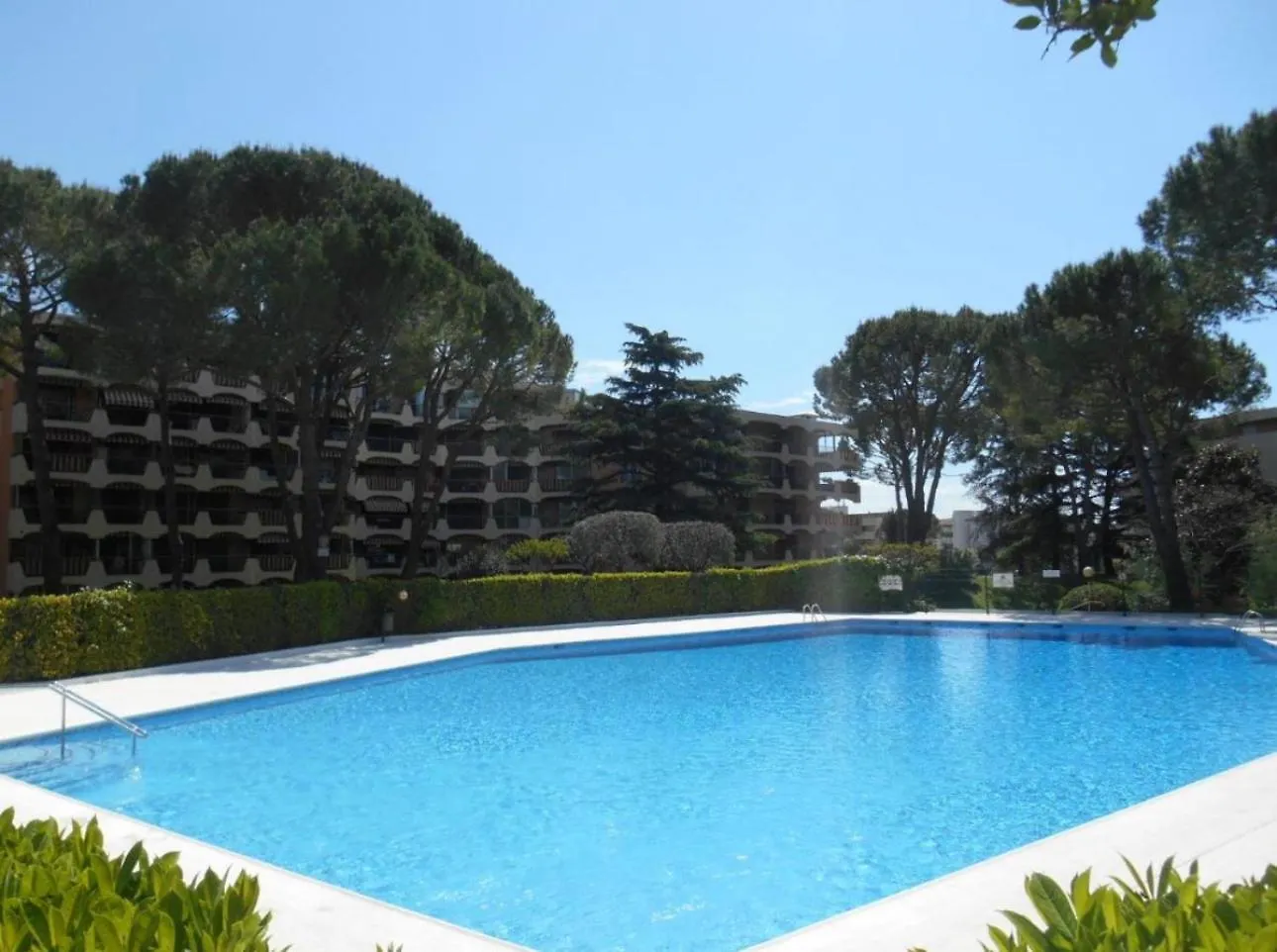 Magnifique F2 - 3 Piscines - 48 M2 contacts